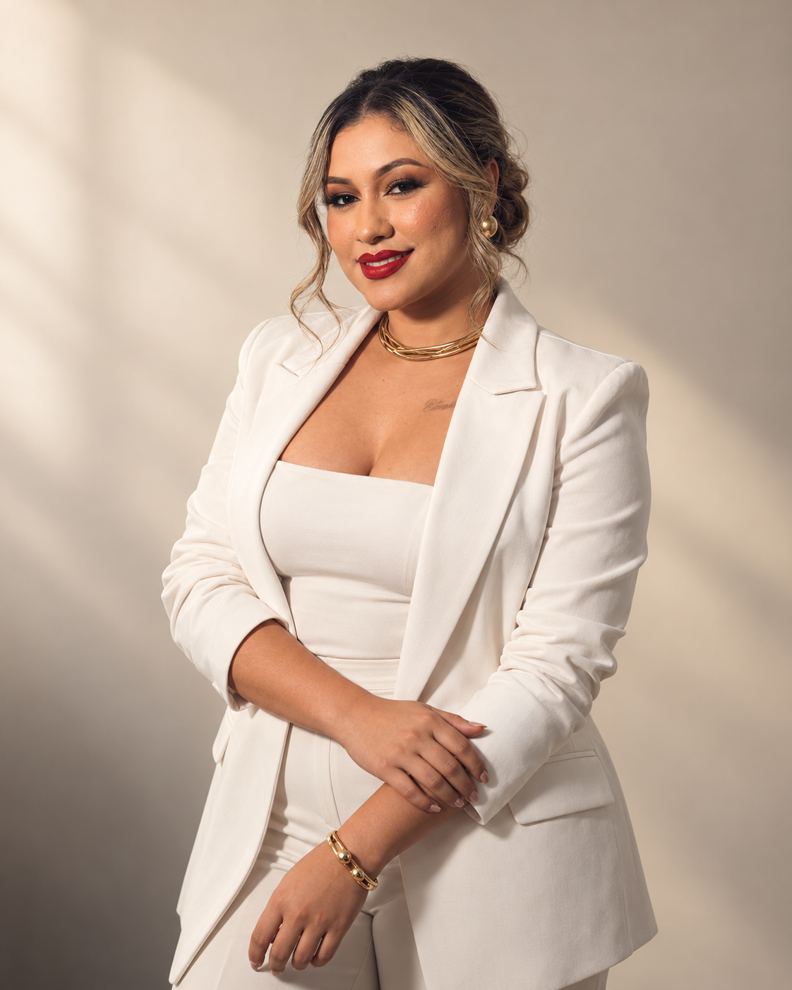 Bianca Dias de branco, com os braços à frente, fundadora da LASH ACADEMY.